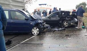 Accident GROAZNIC la Iaşi. O tânără şoferiţă a murit pe loc, după ce a spulberat cu bolidul său BMW un Logan, intrând pe contrasens