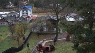 Accident halucinant! O şoferiţă a căzut cu maşina în gol de la 25 de metri, la Sinaia