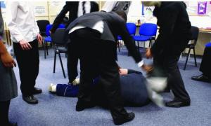 CAZ ȘOCANT într-o școală din România! Un elev a ajuns în COMĂ la spital, după ce a fost bătut pe holuri, în pauza dintre ore