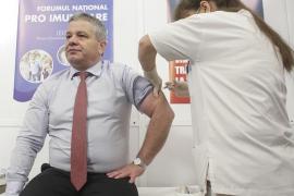 Ministrul Sănătăţii s-a vaccinat antigripal la Forumul Pro-Imunizare, pentru a da un exemplu părinţilor care nu îşi vaccinează copiii | FOTO