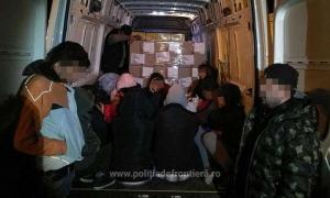 Douăzeci de migranţi, găşiţi de autorităţi într-un microbuz cu piese auto, la Vama Nădlac