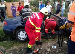 NENOROCIRE în Prahova! Sunt trei VICTIME în urma unui accident teribil. O persoană este încarcerată, intervin pompierii şi poliţia