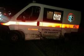 Ambulanță cu pacient SPULBERATĂ în Dâmbovița de o mașină care a intrat pe contrasens