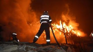 Incendiu PUTERNIC la o hală de vopsitorie din Prahova! Există pericol de EXPLOZIE - VIDEO