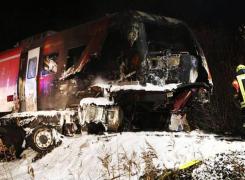 CARNAGIU PE CALEA FERATĂ. Impact violent între un TREN şi un CAMION MILITAR: 'Sunt mai mulţi MORŢI şi RĂNIŢI la faţa locului'