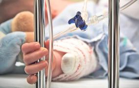 Accident CUMPLIT la Botoșani! Un copil de un an a ajuns în stare gravă la spital, după ce A CĂZUT într-o oală cu apă fierbinte