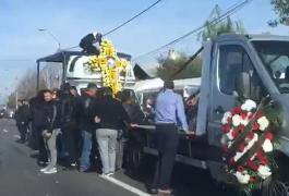 VIDEO Au blocat circulația cu mortul! Un cortegiu funerar fastuos a dat bătăi de cap polițiștilor, pe șoseaua Pitești-Câmpulung