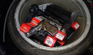 Arsenal întreg, descoperit la vama Giurgiu. Arme şi sute de cartuşe au fost găsite la roata de rezervă a unui bolid
