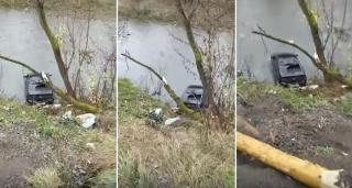 Accident inexplicabil în Maramureș. Un șofer a intrat cu mașina pe contrasens, a rupt doi copaci, apoi a plonjat în albia râului Vişeu (VIDEO)