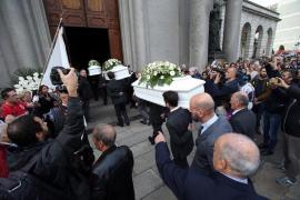 O TRAGEDIE fără margini șochează Italia! PATRU COPII, cu vârste cuprinse între 3 și 11 ani, au ars de vii după ce tatăl lor a dat foc apartamentului familiei