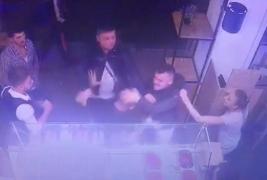 BĂTAIE într-o șaormerie din Cluj! Enervați că vânzătorul sirian nu-i înțelege, doi tineri au început să-i care PUMNI și picioare de față cu toți clienții. IMAGINI de pe camere