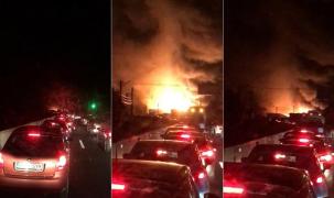 Incendiu URIAȘ la un service auto, flăcările au cuprins garajul de reparaţii. 7 autospeciale intervin, zeci de pompieri, DN1 complet blocat (VIDEO)