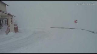 Ninsoare şi viscol puternic la munte. Imagini spectaculoase cu drumurile înzăpezite