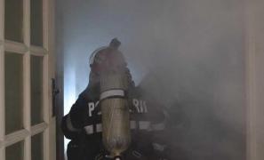 Descoperire macabră în Harghita: doi bărbaţi au fost găsiţi morţi, într-un apartament devastat de foc