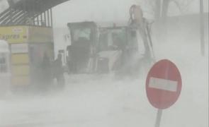 Alertă în Argeş, din cauza viscolului: toate traseele montane au fost închise. Zăpada are 40 de centimetri, în unele zone