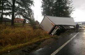 Grav accident pe DN1: două persoane au murit strivite de un TIR, care a căzut peste maşina lor. Un alt accident s-a produs la doar 1 kilometru