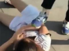 Imagini ȘOCANTE pe stradă! O tânără a fost DEZBRĂCATĂ și călcată pe cap de soția bărbatului cu care avea o relație - VIDEO