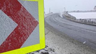 IARNĂ în toată regula în mai multe zone din ţară! Ninge neîncetat de câteva ore, iar drumarii intervin pentru deszăpezire - VIDEO