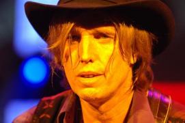 Omagiu pentru Tom Perry. Mesaje emoţionante de la artişti ai momentului: 'Simt că astăzi muzica a murit cu adevărat'