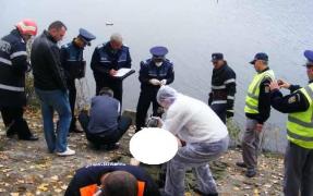 Moarte DUBIOASĂ la pescuit. Și-au instalat undițele, și-au montat corturile și au rămas acolo peste noapte. Dimineață, și-au găsit colegul mort, în mal, cu fața în jos