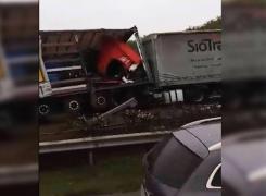 Accident ÎNGROZITOR pe autostradă! Un şofer a murit după ce trei TIR-uri s-au ciocnit VIOLENT - VIDEO
