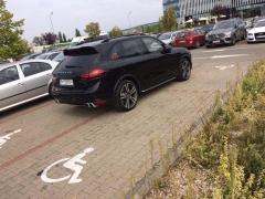 IMAGINILE care au stârnit revoltă! Un samsar de mașini și-a parcat Porsche-ul la mall, blocând PATRU locuri de parcare pentru persoanele cu handicap (FOTO)