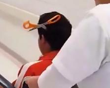 Video HALUCINANT! Un elev a ajuns la spital cu O FOARCECĂ înfiptă în cap, după o ceartă cu o colegă de clasă. Atenție, imagini cu puternic impact emoțional