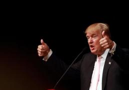 De-a dreptul STUPEFIANT! După ce i-a criticat că nu au făcut nimic după uraganul Maria, Trump le-a aruncat sinistraţilor din Puerto Rico suluri de hârtie, într-o biserică (VIDEO)