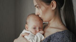 Experţii încearcă să înţeleagă ştiinţific, de ce unele mame îşi abuzează bebeluşii, când instinctual creierul le obligă să-i protejeze