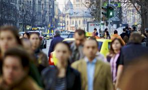 Veşti proaste pentru bugetari. Se anunţă CONCEDIERI! "Din 100 de angajaţi, nu muncesc mai mult de 60-70. Ceilalţi stau pe internet!" (VIDEO)