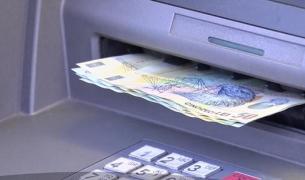 O angajată a unui spital din Alba ajunge după gratii pentru 12 credite de peste 350.000 lei, făcute pe numele colegilor de muncă