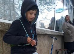 Povestea EMOȚIONANTĂ a copilului care își vinde jucăriile pe stradă ca să își cumpere haine de iarnă!