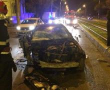 IMAGINI de GROAZĂ în Bucureşti! După o cursă nebună printre mașini, un șofer a intrat într-un STÂLP și a făcut praf automobilul