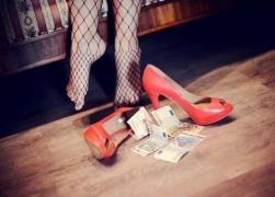 50 de euro pentru 15 minute de plăcere oferite de tinere românce, într-un "centru cultural" din Italia! DETALII ŞOCANTE dezvăluite de anchetatori