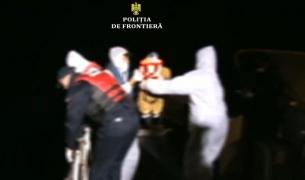Misiune dramatică pe mare! Peste 70 de oameni, printre care şi copii, aflaţi într-o barcă gonflabilă, salvaţi de la înec de poliţiştii români