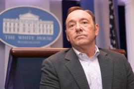 După mărturisirea că e gay, Kevin Spacey nu mai primeşte titlu onorific Emmy! Actorul rămâne şi fără serialul 'House of Cards'