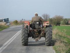 Un tractorist din Timişoara era atât de beat, încât nu nimerea să bage etilotestul în gură. Poliţiştii au crezut că-si bate joc de ei, până au aflat ce alcoolemie avea