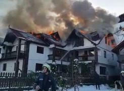 Flăcări înalte de câţiva metri au cuprins mai multe pensiuni din Moieciu! Pompierii intervin cu 8 autospeciale - FOTO