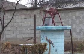 S-A SPÂNZURAT în fântână! O femeie din Bihor și-a găsit soțul atârnat de o sfoară în puţul fântânii, după ce bărbatul îi spusese că merge să ia apă