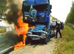 Imagini DRAMATICE surprinse după un TERIBIL accident! Un TIR şi un autoturism s-au transformat în scrum - VIDEO