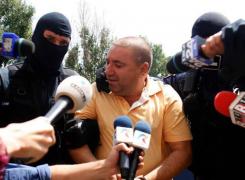 Interlopii clanului Butoane au fost săltaţi de mascaţi! Anchetatorii au găsit 100.000 de euro într-o pernă!