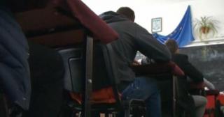 SCENĂ DRAMATICĂ într-o şcoală din Brăila! Un tânăr a încercat să se SINUCIDĂ în clasă, în timpul orei de geografie