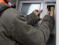 Jafuri în serie la Sălaj. Hoţii au spart bancomate şi au fugit cu banii, în miez de noapte