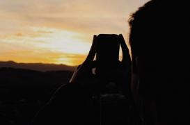 Moarte cutremurătoare! Trei studenţi au murit loviţi de tren în timp ce îşi făceau un SELFIE