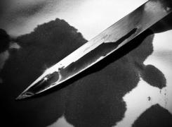 Crimă ŞOCANTĂ la Iaşi! O femeie şi-a HĂCUIT soţul la o săptămână după ce l-a mai înjunghiat de câteva ori!