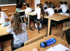 Scandal la şcoală! Elevi TERORIZAŢI de învăţătoare: 'Îi face handicapaţi şi mănâncă la ore!'