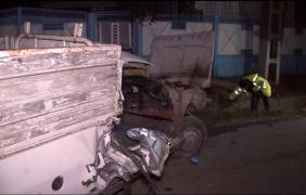GRAV ACCIDENT la Buzău. Doi adolescenţi se luptă pentru viaţă, după ce s-au răsturnat cu o maşină furată