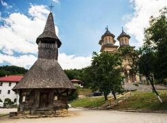 Descoperire ŞOCANTĂ la Mănăstirea Nicula! Oamenii au sunat la 112 după ce au găsit o BOMBĂ!