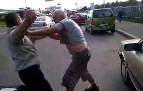 Un bărbat a fost OMORÂT într-o intersecţie din Bucureşti după ce s-a luat la ceartă cu un alt şofer!