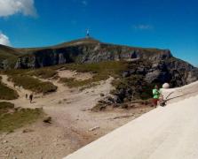 NEWS ALERT! UN AUTOCAR cu 52 de persoane la bord, între care 40 de ELEVI din București, a rămas BLOCAT pe Platoul Bucegi (VIDEO)